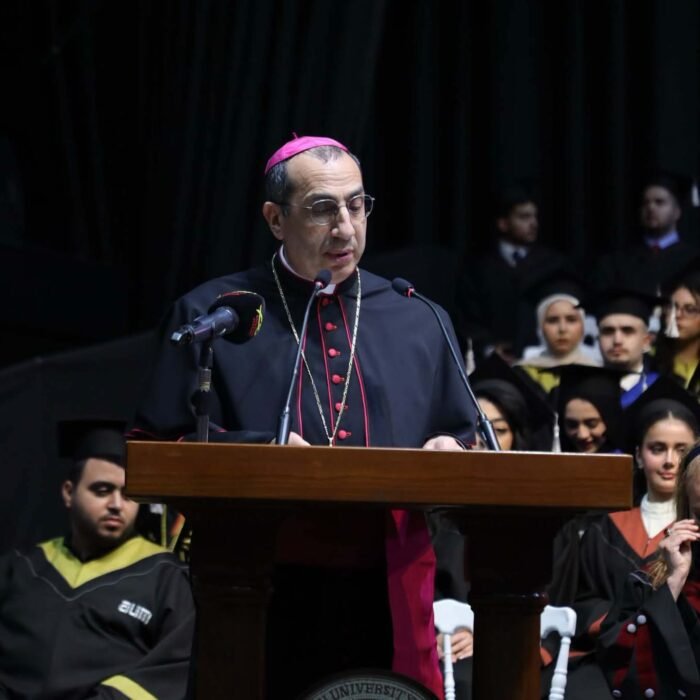 الجامعة الأميركية في مادبا تحتفل بتخريج الفوج الثاني عشر برعاية المطران إياد الطوال