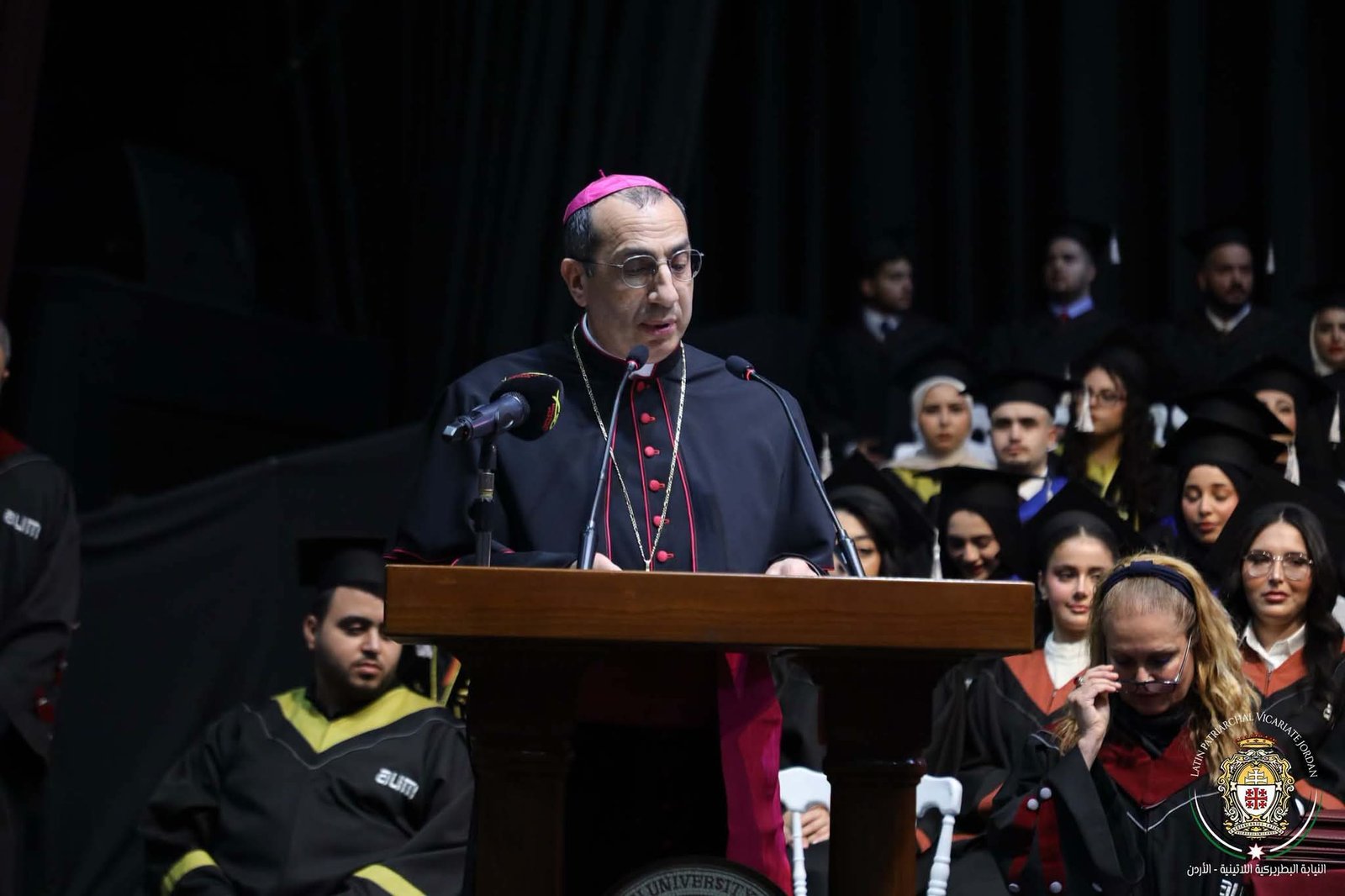 الجامعة الأميركية في مادبا تحتفل بتخريج الفوج الثاني عشر برعاية المطران إياد الطوال