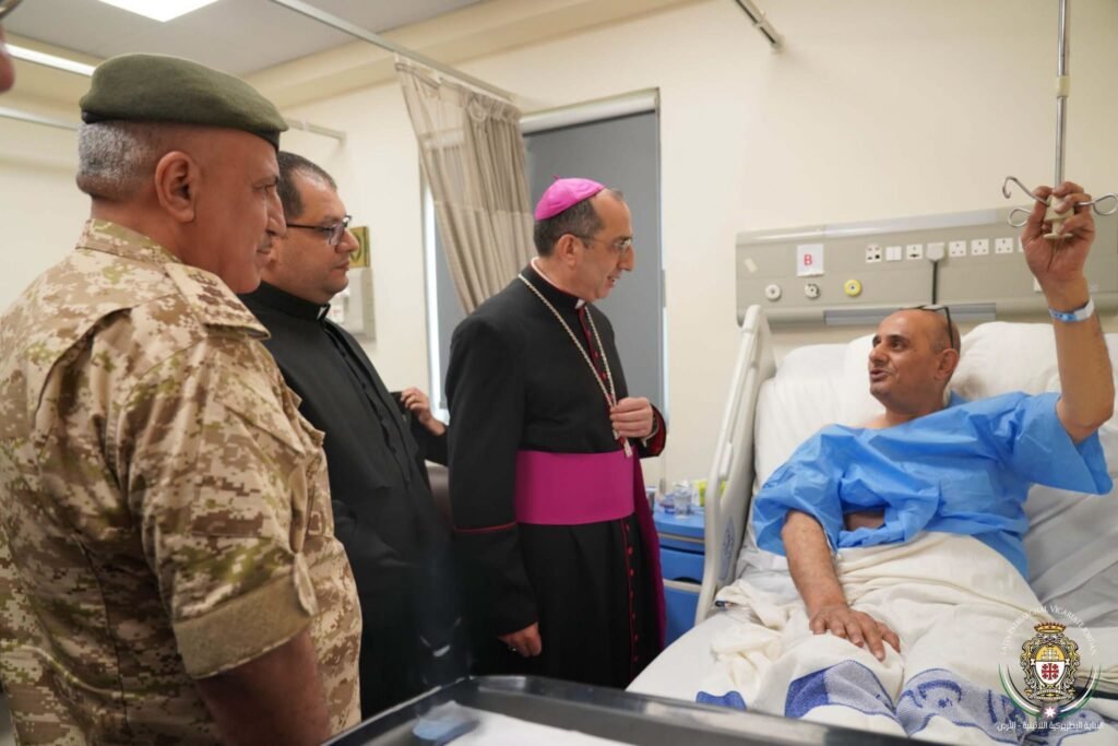 المطران الطوال يزور مصابي اعتداء الكرك في مدينة الحسين الطبية
